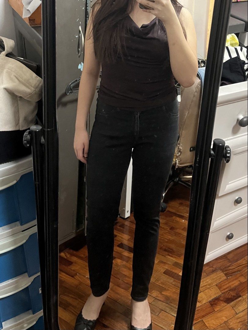 H&M Skinny Ankle Jeans (Category: Jeans) located in Quezon City. Submitted by nize__ (Listing ID 1423523115, Image 1). Description: -size: 28 - authentic -fixed price ❗️ if getting 3 or more items from my listings, can give discount.