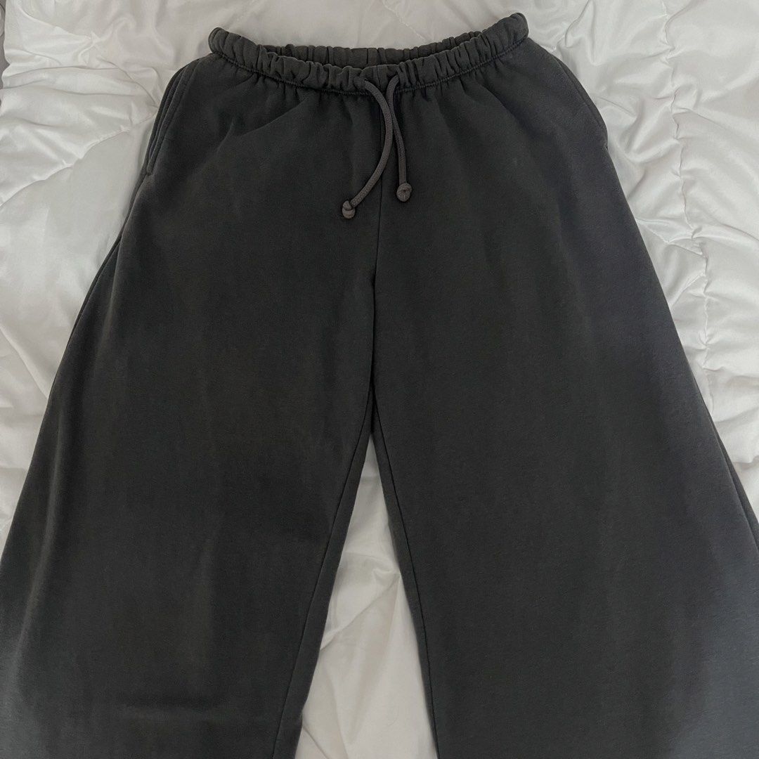 [SOLD] H&M Wide Leg Joggers (Category: Other Bottoms) located in Manila. Submitted by loliscloset (Listing ID 1423574980, Image 1). Description: color: dark gray size: xs no when-worn photos strictly no returns or refunds no cod payment: gcash courier: j&t or spx (sf shouldered by buyer) please message only if you’re a sure buyer.