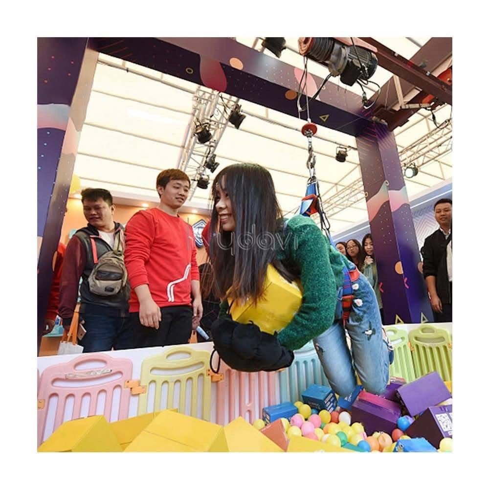 Human Claw Machine (Category: Kids Toys) located in San Pablo. Submitted by vennisa.sportssupplies (Listing ID 1423503819, Image 3). Description: - Rent our giant human claw machine! - Ideal for parties and events. - Eye-catching pink design. - Large play area for maximum fun. - Features the slogan 'Everyone Wins!' - Guaranteed entertainment for all ages..