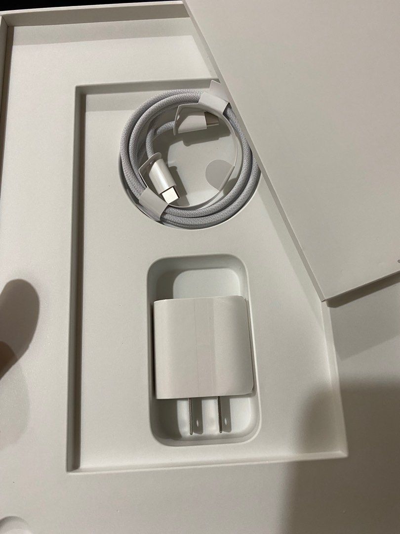 iPad 11th Gen WIFI Silver 128gb (Category: iPad) located in Cavite. Submitted by shramone (Listing ID 1423470595, Image 2). Description: -picture of receipt -100% battery life -original box and accesories - smooth, just 1 single small dent yun lang - Auto Pass sa low baller.