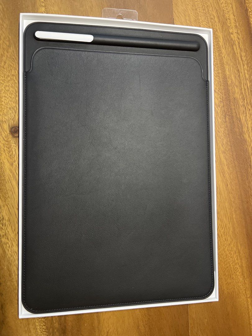 iPad pro cover leather (Category: iPad) located in Taguig. Submitted by joe.olx (Listing ID 1423530270, Image 2). Description: - iPad Pro 10.5-inch Leather Sleeve - Genuine leather material - Classic black color - Designed for iPad Pro - Includes Apple Pencil holder - Meetup location: Alabang Town Center.