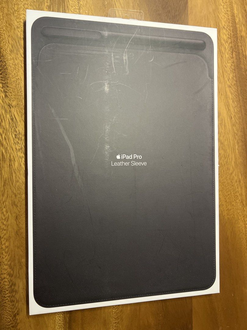iPad pro cover leather (Category: iPad) located in Taguig. Submitted by joe.olx (Listing ID 1423530270, Image 1). Description: - iPad Pro 10.5-inch Leather Sleeve - Genuine leather material - Classic black color - Designed for iPad Pro - Includes Apple Pencil holder - Meetup location: Alabang Town Center.