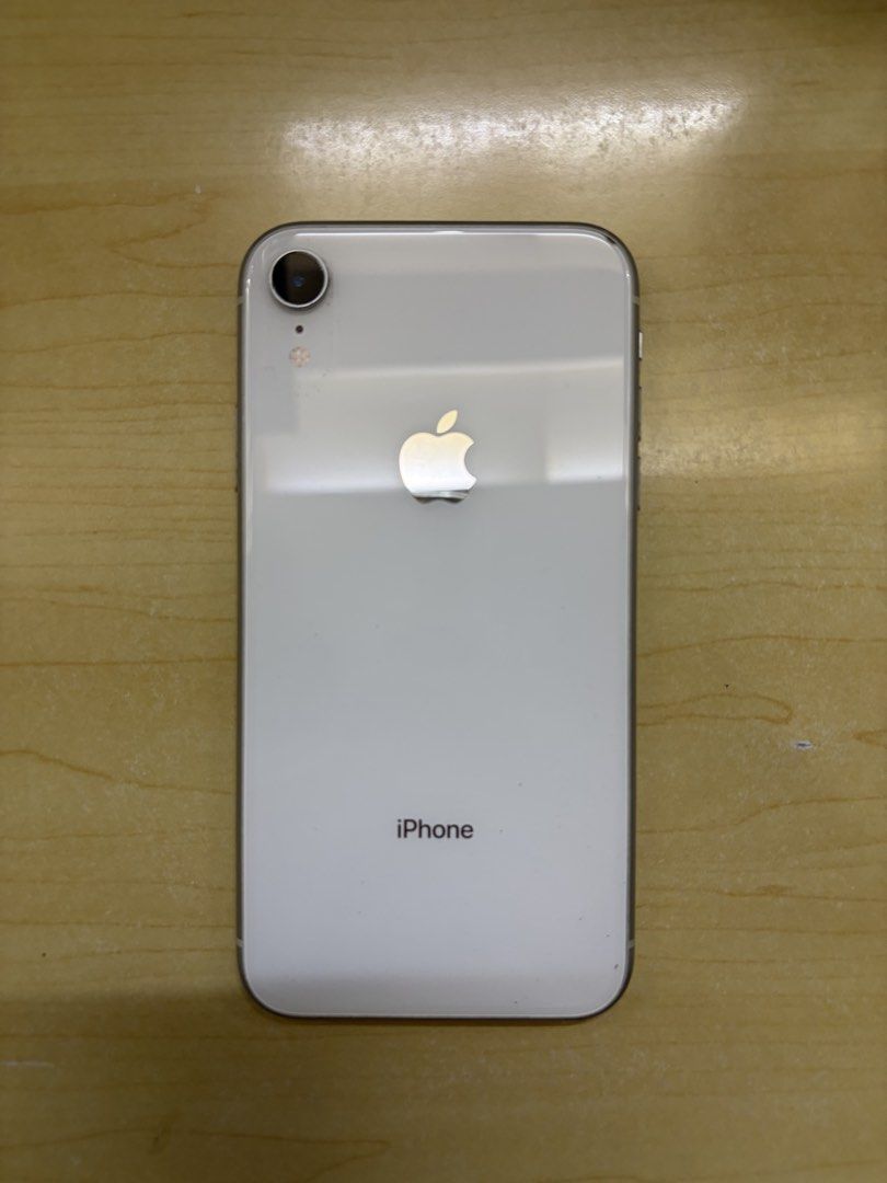 iPhone Xr White 64GB (Category: iPhone X Series) located in Paranaque City. Submitted by chescameow (Listing ID 1423537279, Image 1). Description: RFS Old phone! - 64GB - Sim locked to Globe - ios 18.7.5 - Battery health: 77% - will use my iPhone 11 box for packaging since I lost it the original box lol - Location: Paranaque or Makati.