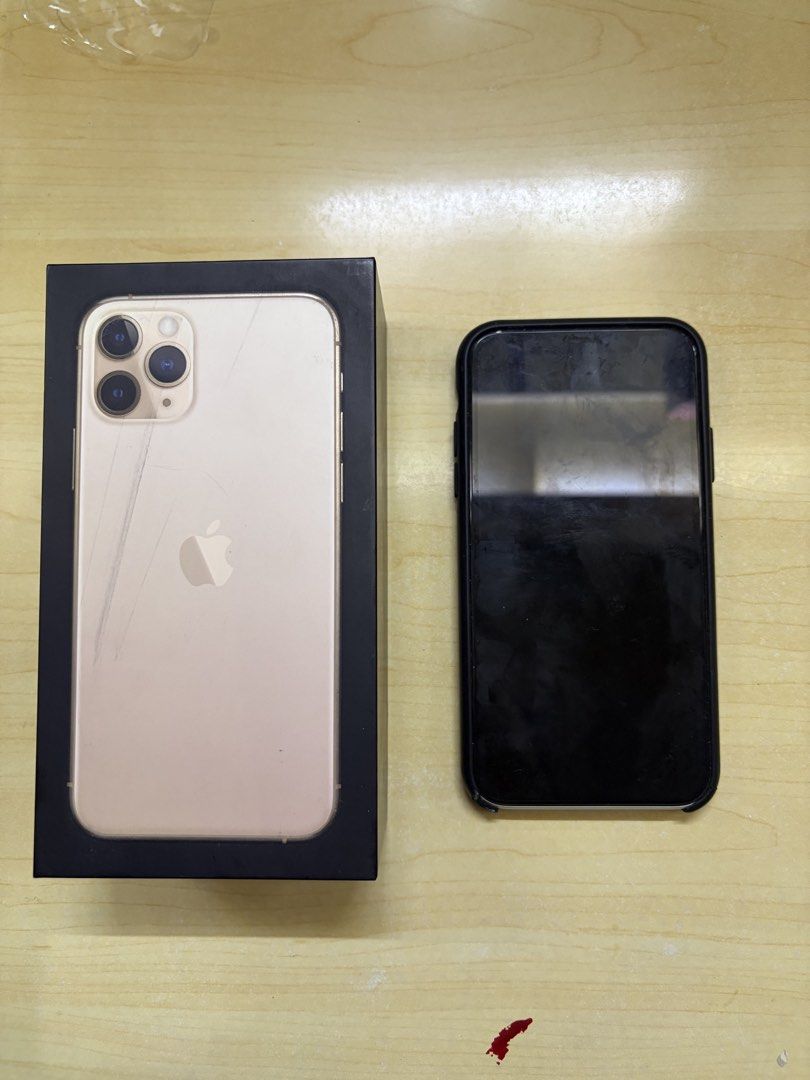 iPhone Xr White 64GB (Category: iPhone X Series) located in Paranaque City. Submitted by chescameow (Listing ID 1423537279, Image 3). Description: RFS Old phone! - 64GB - Sim locked to Globe - ios 18.7.5 - Battery health: 77% - will use my iPhone 11 box for packaging since I lost it the original box lol - Location: Paranaque or Makati.