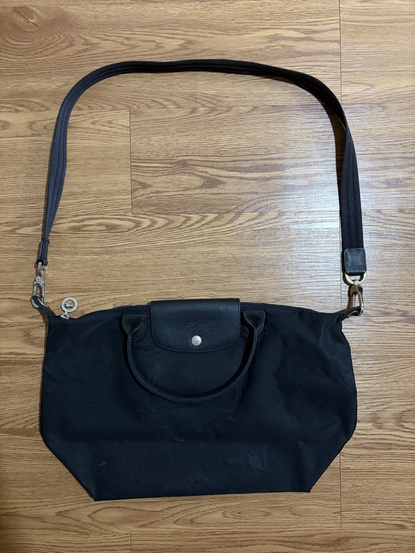 LONGCHAMP Le Pliage Neo Black M (Category: Luxury Bags & Wallets) located in Cainta. Submitted by icrawr (Listing ID 1423450520, Image 2). Description: AUTHENTIC! bought this for around ₱20k rfs: not used anymore issues: can’t remove wrinkles, damaged inner lining location: rizal sf shouldered by buyer: lalamove, jnt.
