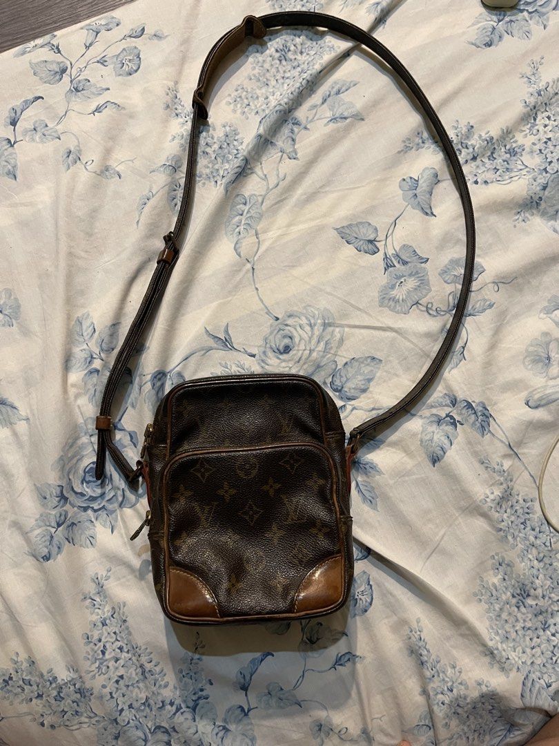 Louis Vuitton Monogram Shoulder Bag (Category: Luxury Bags & Wallets) located in Quezon City. Submitted by shopjito (Listing ID 1423582010, Image 1). Description: Vintage LV Amazon Only issue is 2 missing hardware, other than that no other major issues. Still usable..