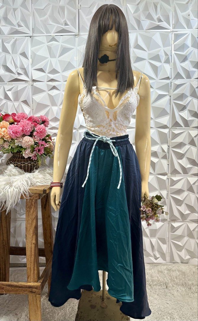 Lululemon x Roksanda Face Forward Skirt (Category: Skirts) located in Tarlac. Submitted by ej202177 (Listing ID 1423542715, Image 1). Description: Lululemon x Roksanda skirt in true navy, emerald and frost color $178 orig price Xs on tag can fit up to medium Tape measure: waistline 24-29" Length 28-34" High quality and like new Location: Tarlac .