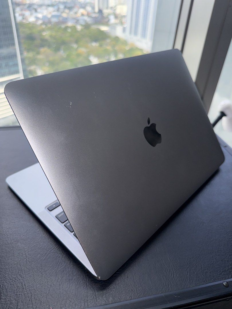 RUSH MacBook Air M1 2020 (with LCD Flaw) (Category: Laptops & Notebooks) located in Makati City. Submitted by ll.archives (Listing ID 1423478108, Image 2). Description: MacBook Air M1 2020 with 8GB memory 256GB SSD and 13.3-inch Retina display. -Apple M1 chip and runs macOS Sonoma. -Battery Health: Normal Maximum capacity at 85%. Cycle count: 425 -FLAW: There are some visible lines on the side of the screen. -Minor flaws: With 2 dents (Bottom and