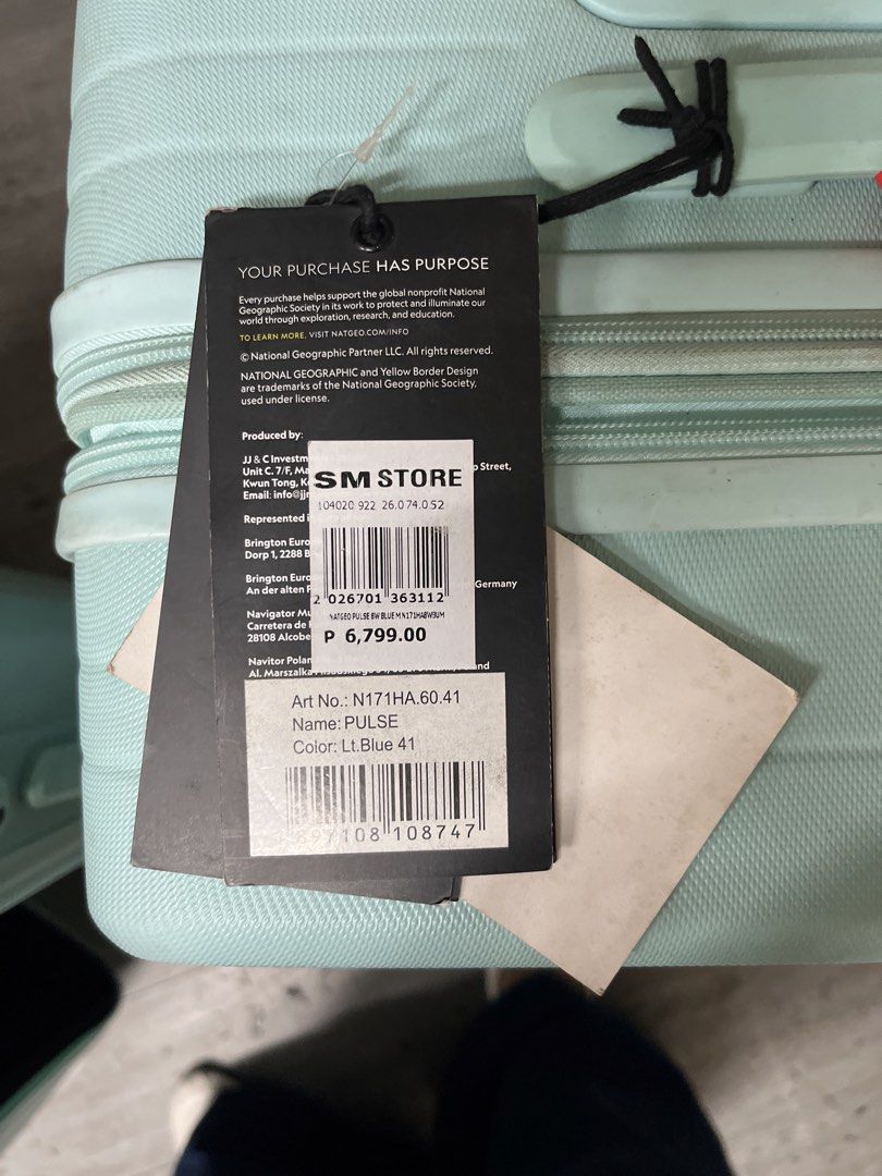 Medium National Geographic Green (Category: Cross-body Bags) located in Quezon City. Submitted by _extrapetite_ (Listing ID 1423444394, Image 3). Description: .