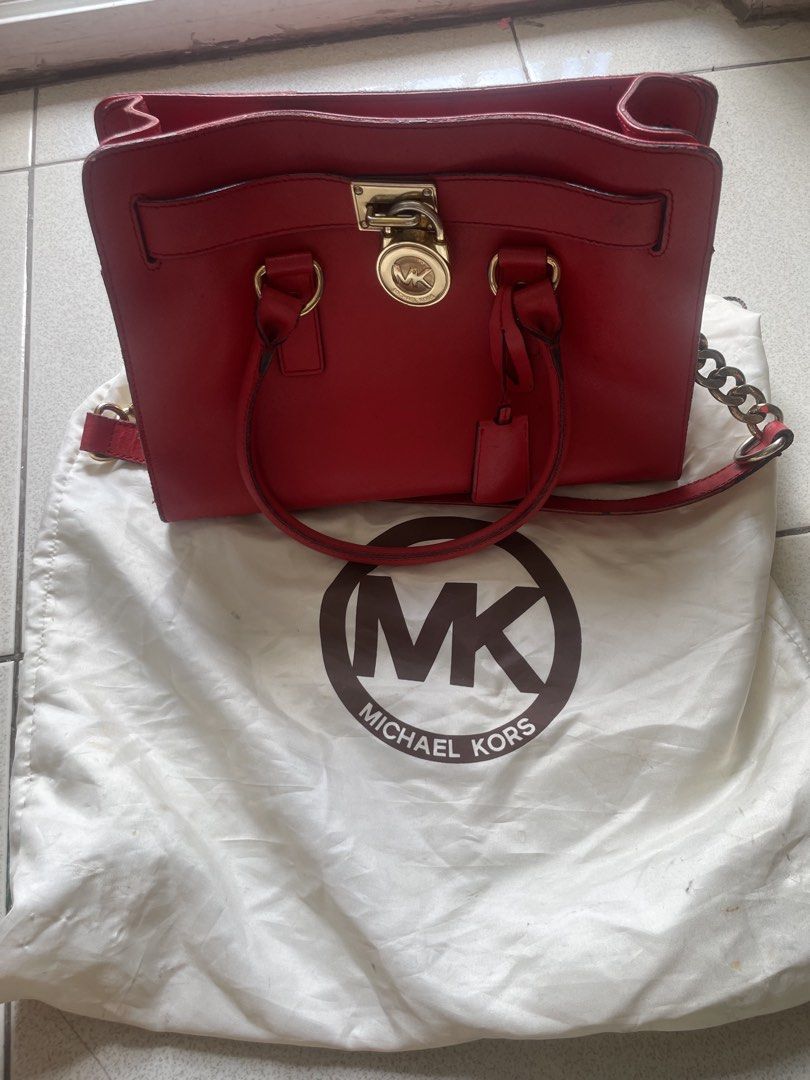 Michael Kors Hamilton handbag crossbody - red (Category: Luxury Bags & Wallets) located in Quezon City. Submitted by batto_sai (Listing ID 1423465715, Image 3). Description: Signs of wear lang ang issue (I dont have metal cleaner so there's an opportunity to make it better) Intact lahat See pics to see actual condition With dust bag Rfs: not being used, kaysa matambak.