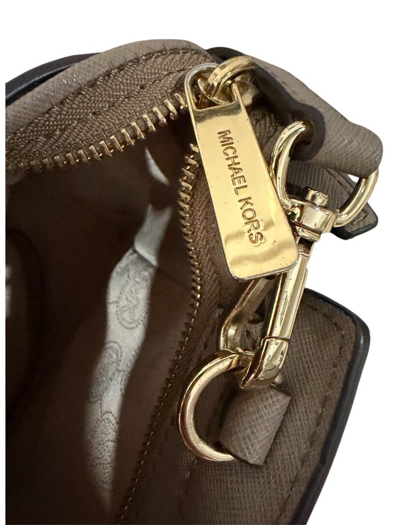 ❗️SALE❗️ (Category: Luxury Bags & Wallets) located in Quezon City. Submitted by megchrisanne (Listing ID 1423550020, Image 2). Description: In excellent 9/10 condition Small to medium size Neutral color Adjustable strap Courier Lalamove/LBC BDO/Gcash Payment All items are Guaranteed Original.