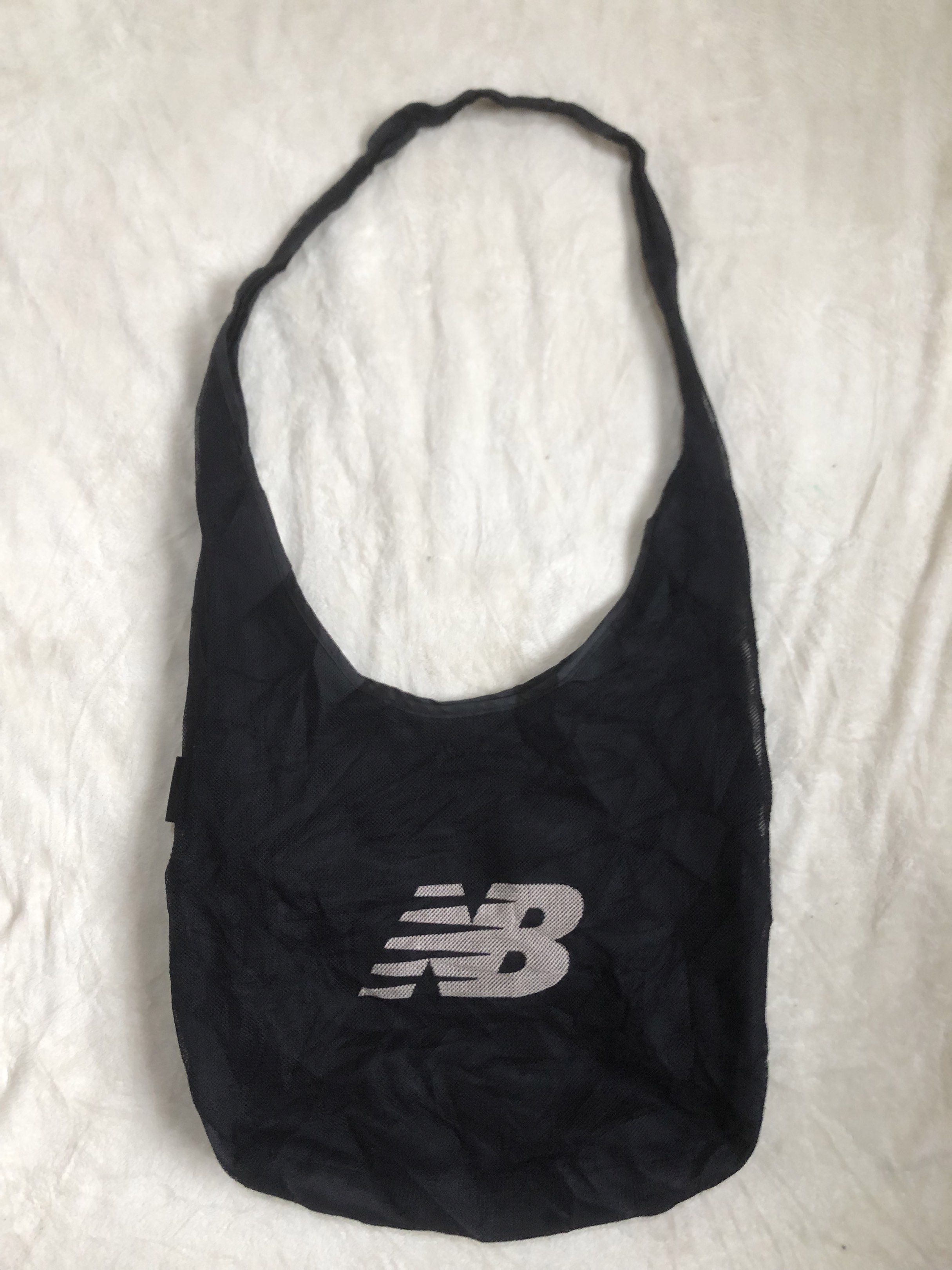 New Balance Black Tote Bag (Category: Tote Bags) located in Binalbagan. Submitted by kianbenedict024 (Listing ID 1423483890, Image 2). Description: - New Balance tote bag in black. - Features the iconic New Balance logo. - Includes a single shoulder strap. - Made of lightweight material. - Ideal for carrying essentials. - Simple and stylish design..