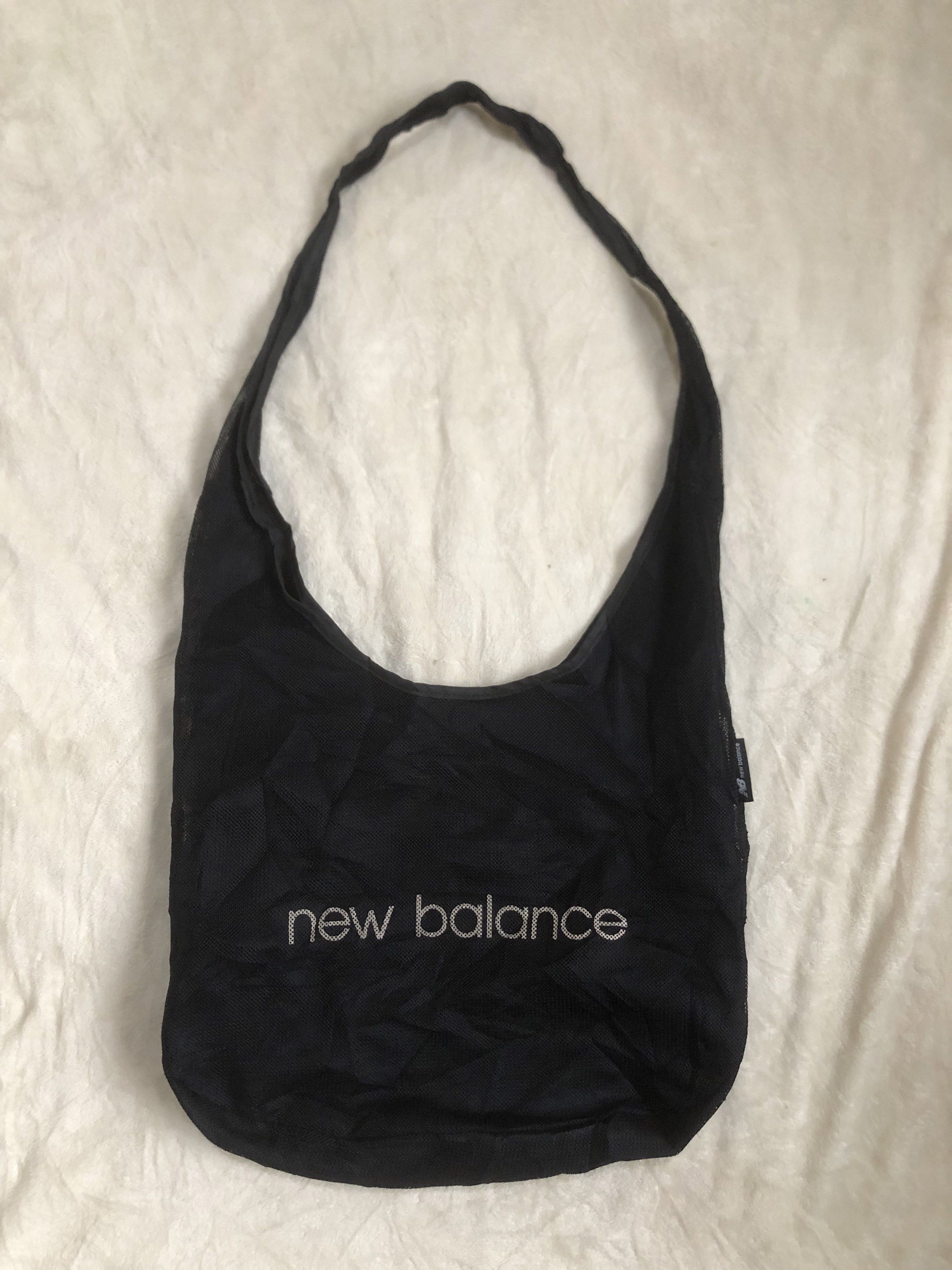 New Balance Black Tote Bag (Category: Tote Bags) located in Binalbagan. Submitted by kianbenedict024 (Listing ID 1423483890, Image 1). Description: - New Balance tote bag in black. - Features the iconic New Balance logo. - Includes a single shoulder strap. - Made of lightweight material. - Ideal for carrying essentials. - Simple and stylish design..