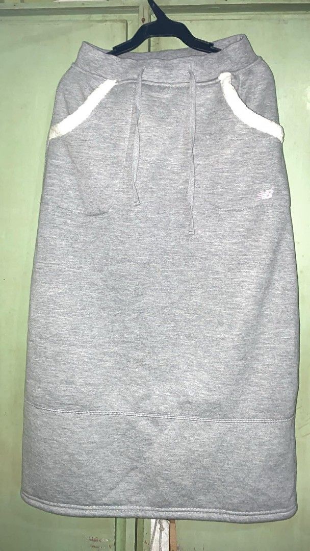 New Balance Gray Sweat Skirt (Category: Skirts) located in Dagupan City. Submitted by declutteredbyaj (Listing ID 1423453583, Image 1). Description: W: 22-25 | L: 31 - New Balance gray skirt - Drawstring waist - Two front pockets and one back pocket - White trim detail - Small New Balance logo - Thick, comfortable material - Ideal for casual wear 🚛 j&t 📍dagupan city, pangasinan 📌 payment first policy 📌mode of payment: maribank ONLY 📌 strictl