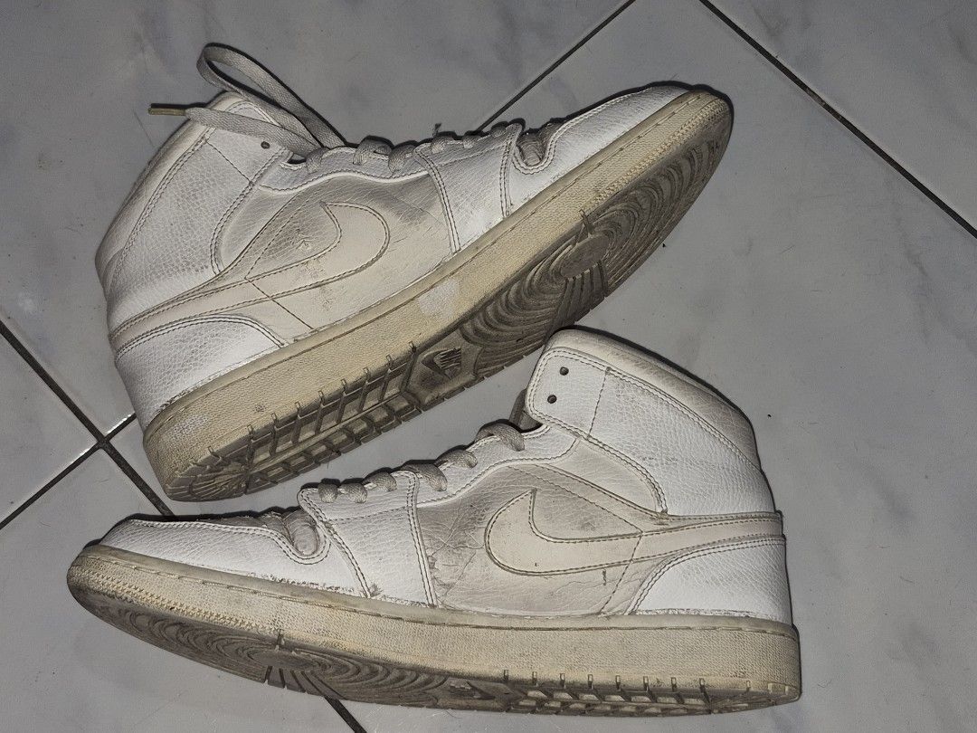 Nike Air Jordan 1 Mid White (Category: Sneakers) located in Valenzuela. Submitted by heubert_420 (Listing ID 1423489339, Image 1). Description: - Nike Air Jordan 1 Mid - US Size 12 - Iconic Nike swoosh - Includes original laces - Production date: 08/07/19.