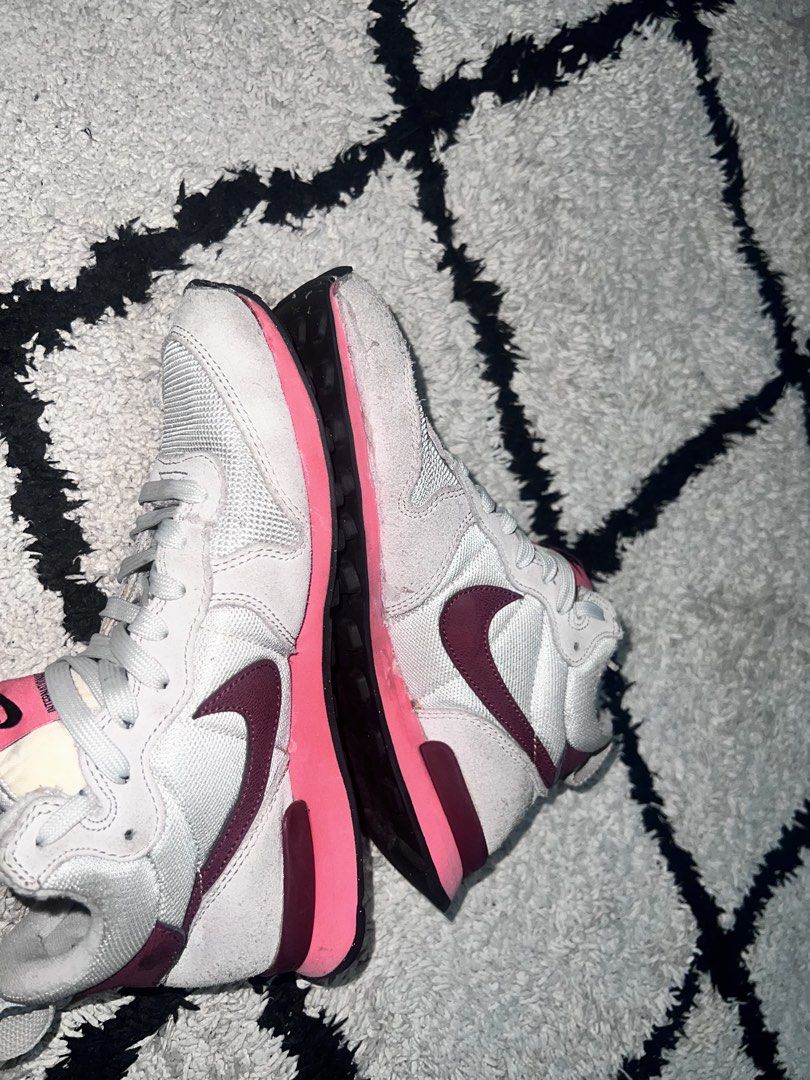 Nike INTERNATIONALIST middo naiki (Category: Everything Else Others) located in Guiguinto. Submitted by ambershelb75728 (Listing ID 1423587430, Image 3). Description: SIZE 7 AS IS GAMIT N PO.. Malinis at magagamit po ng maaus. .