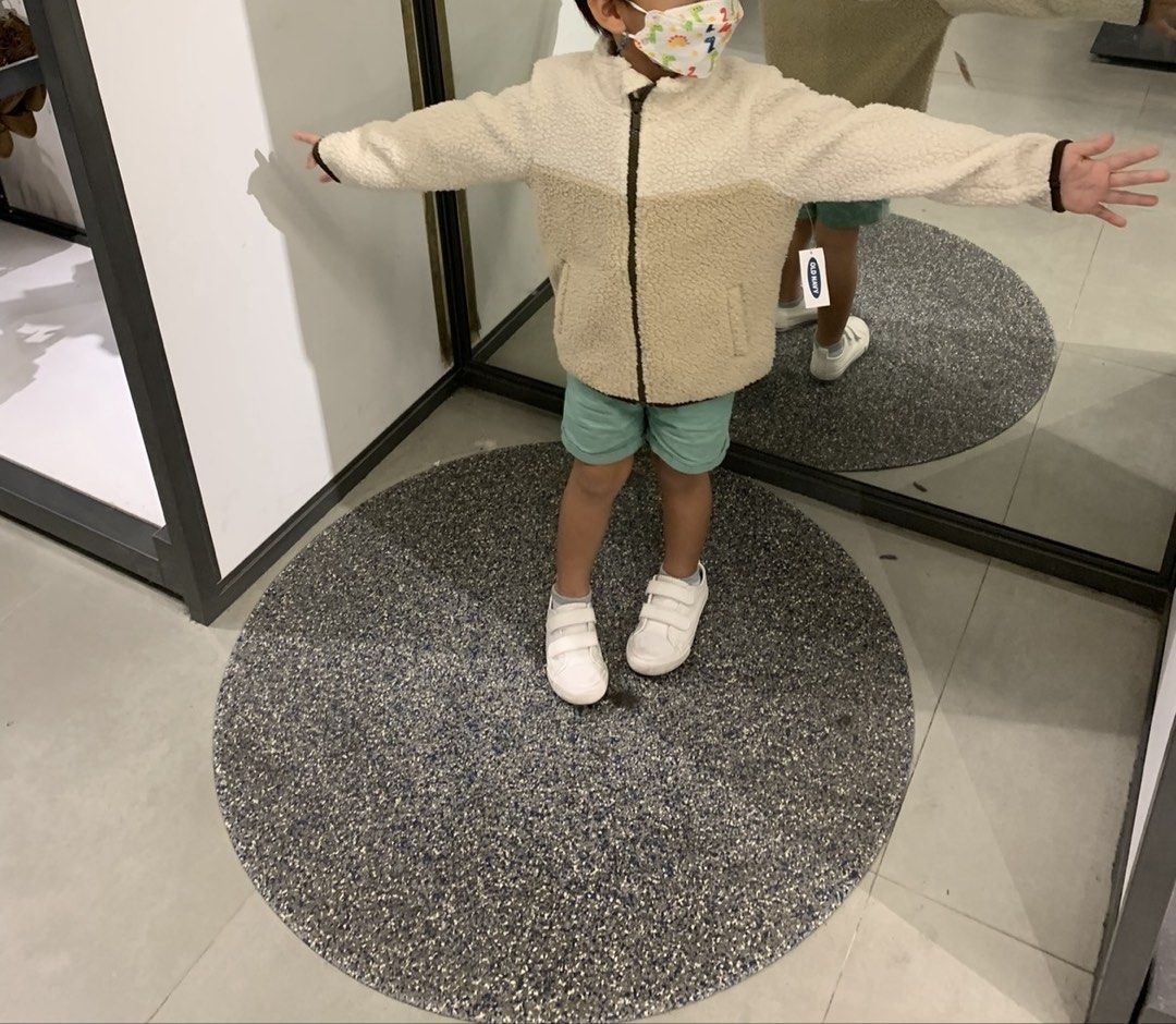 Old Navy Fleece Kids Jacket - Size 4T (Category: Babies & Kids Fashion) located in Mandaluyong City. Submitted by zoecabrera (Listing ID 1416083348, Image 2). Description: - Old Navy fleece jacket - Size: 4T - Colors: Cream and beige - Features: Full zipper, two front pockets - Made in Vietnam.
