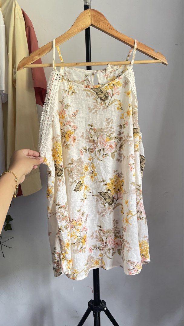 Perch by Blu-Pepper Floral Top 2XL (Category: Blouses) located in Taguig. Submitted by chieespace (Listing ID 1423445128, Image 2). Description: - Perch by Blu-Pepper floral top - Halter neck design with lace detailing - Size: 2XL - Made in Vietnam - Color: White base with yellow, pink, and brown floral patterns - Sleeveless with thin straps.