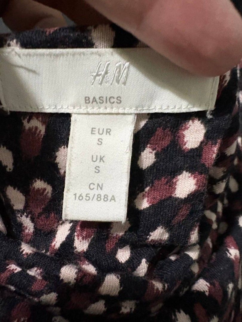 Pre-loved H&M Romper Shorts Size S (Category: Dresses) located in Manila. Submitted by Rhidell (Listing ID 1423552975, Image 2). Description: Pre-loved H&M Basics romper shorts features a unique print. It has thin straps and a relaxed fit. The dress is size S but fits up to medium. It is suitable for casual wear perfect for summer. This is made of a lightweight fabric and it has a comfortable design..