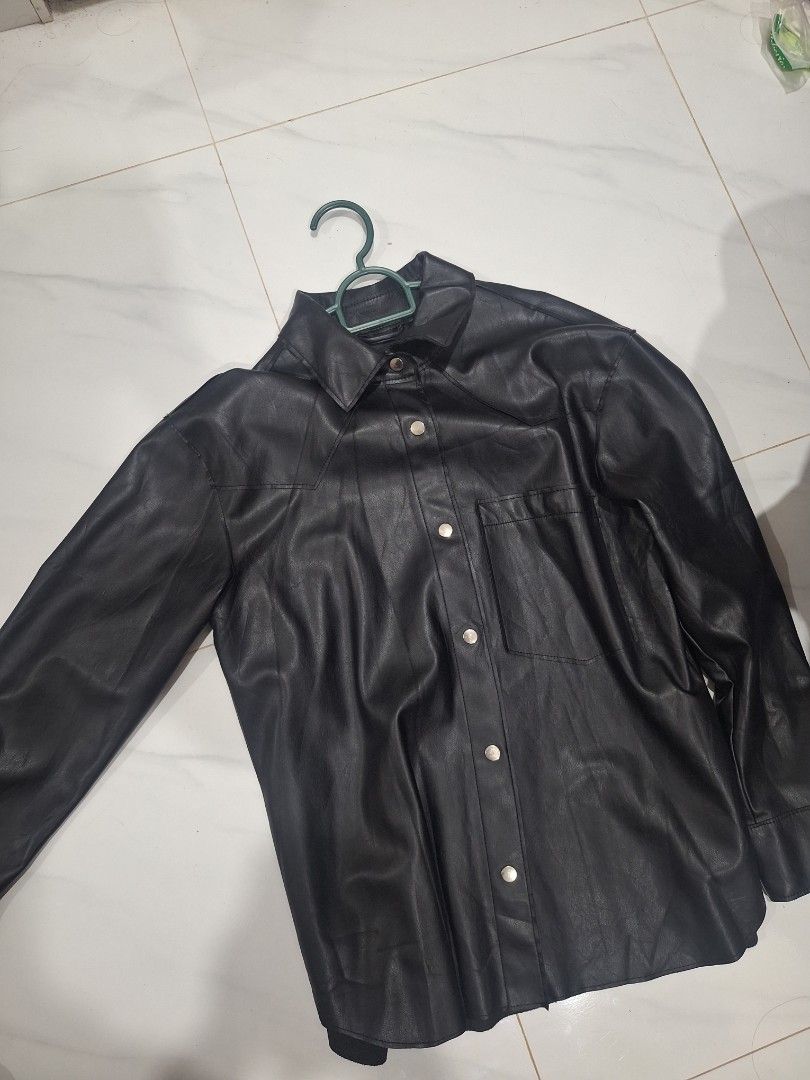 PULL & BEAR LEATHER JACKET (Category: Coats, Jackets and Outerwear) located in Besut. Submitted by atikahzulaikha11 (Listing ID 1423552161, Image 3). Description: -on tag size s -but pit and labuh dia besar and i think bole fit to L - anymore details can do pm me -SRS BUYER ONLYY.