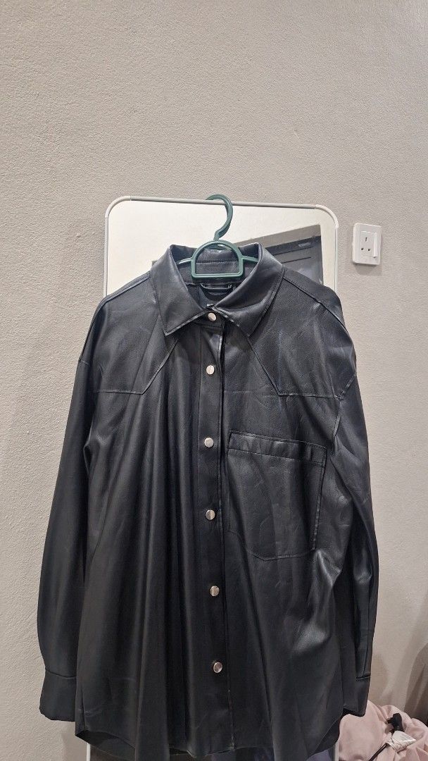 PULL & BEAR LEATHER JACKET (Category: Coats, Jackets and Outerwear) located in Besut. Submitted by atikahzulaikha11 (Listing ID 1423552161, Image 1). Description: -on tag size s -but pit and labuh dia besar and i think bole fit to L - anymore details can do pm me -SRS BUYER ONLYY.