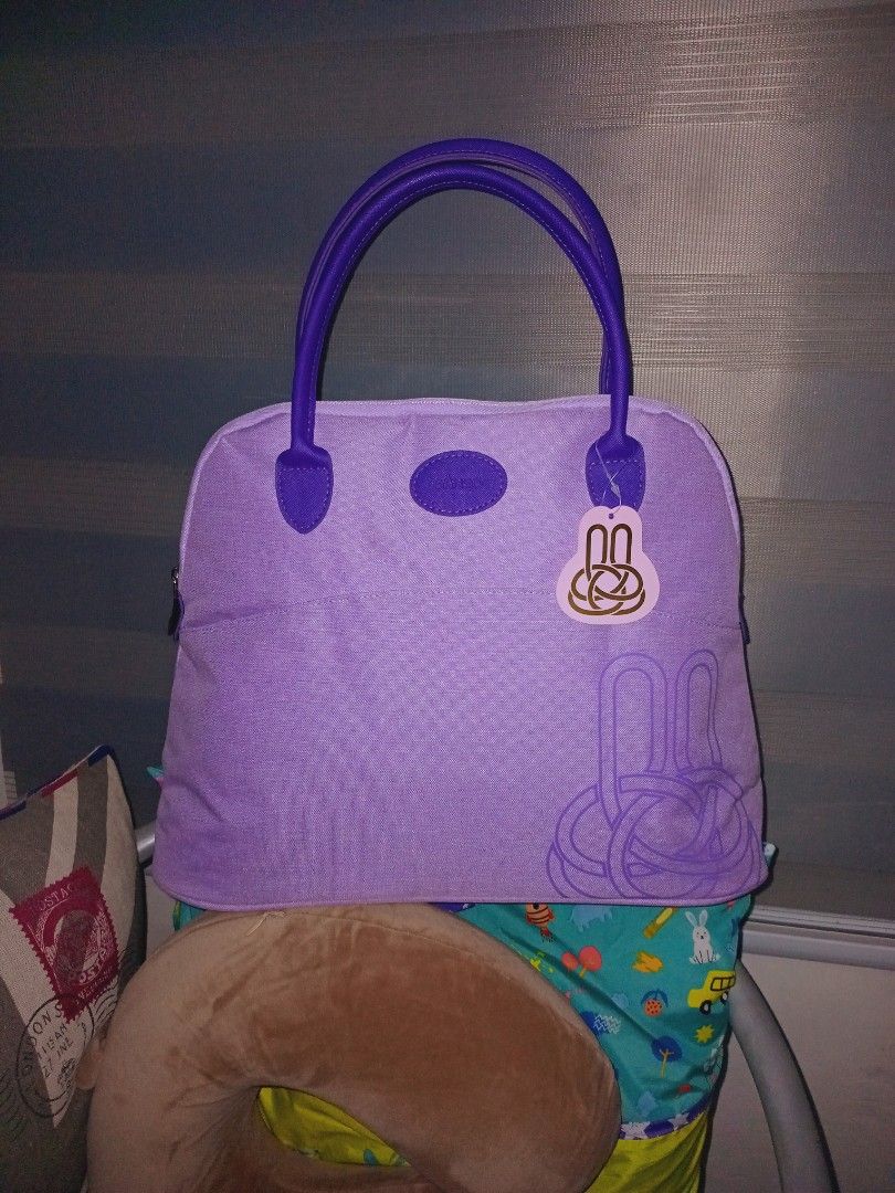 Purple Handbag alma style (Category: Luxury Bags & Wallets) located in Rodriguez. Submitted by maycol (Listing ID 1423591349, Image 1). Description: - Purple handbag with a unique design - Features a circular accent - Decorative element on the front - Made of fabric - Matching purple handle - Stylish accessory for everyday use.