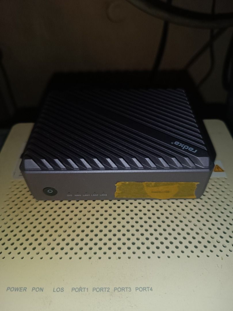 Radxa E24C RK3528A #openwrt #gemini #openai #claude （分類：Wifi及上網相關產品）位於 Hong Kong。 由 louis_coding 提交（商品編號 1411370150，圖片 3）。簡介： ## 描述 / description Radxa E24C 4-Port Gigabit 迷你網絡電腦 / 軟路由 (99%新) *一隻超實用嘅迷你 Network Computer (軟路由)，自帶 4 個 Gigabit 網口同全鋁合金外殼。用嚟做 Router、Firewall、VPN Gateway 甚至 Home Server 都 fit 晒，放喺屋企或者公司做 Gateway 一流。 *原生支援 OpenWrt 同 Debian Linux，內置超齊全 VPN Client/Server (#WireGuard, #OpenVPN, #ZeroTier 等)，自建 #VPN 翻牆話咁易。仲可以加條 M.2 NVMe SSD 秒