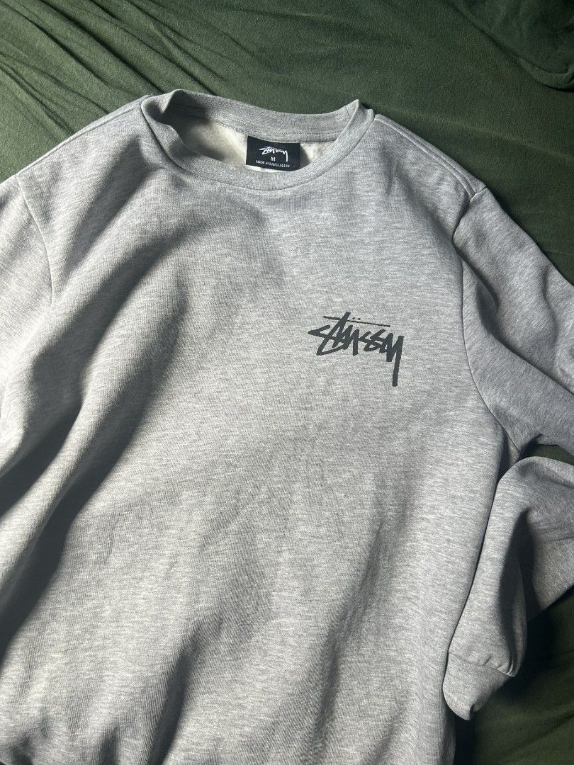 Stussy Dice Print Sweatshirt (Category: Coats, Jackets and Outerwear) located in Hamtic. Submitted by chris_noel (Listing ID 1423464872, Image 1). Description: Stussy Dice Sweat shirt - Small Stussy logo on the front - Dice print on the back - Crew neck - Made of soft material Dimes: 21-22W 27-28L 📍 Antique, Western Visayas, PH .