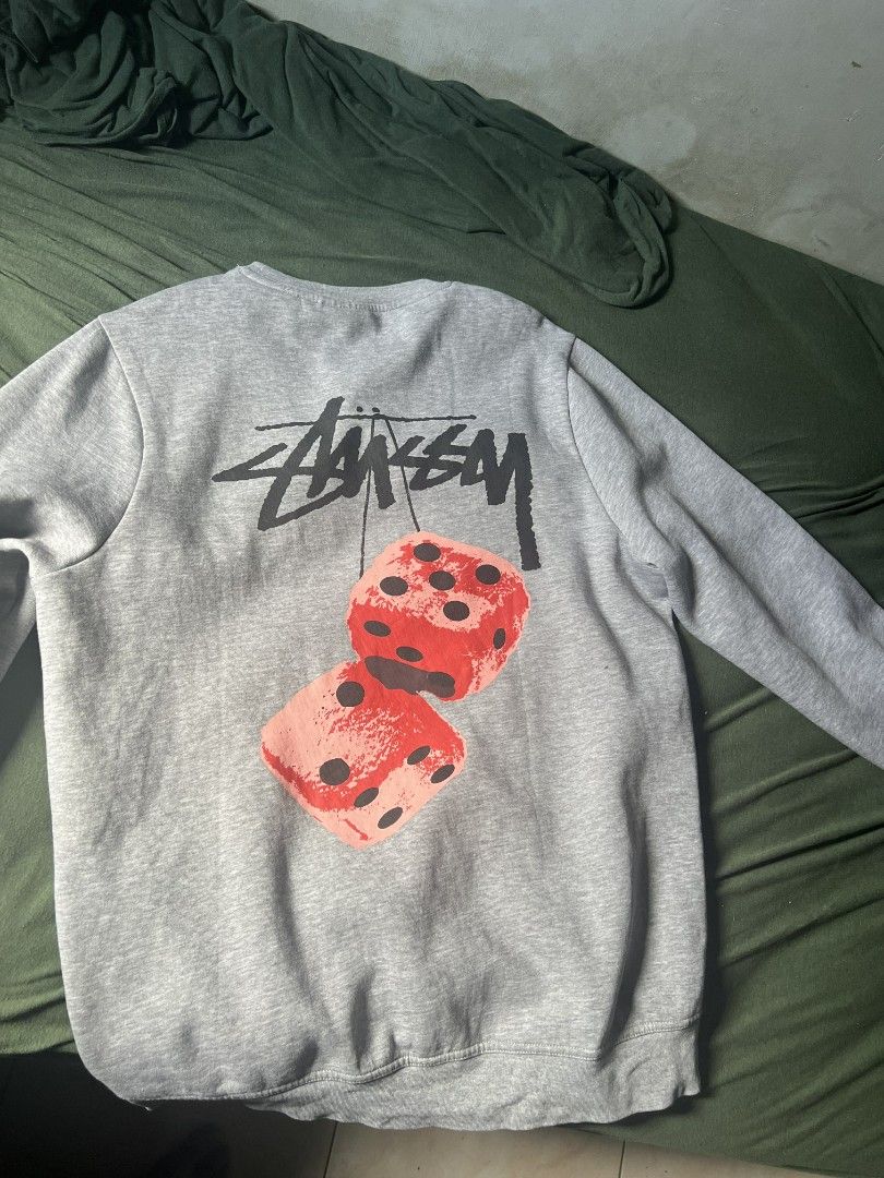 Stussy Dice Print Sweatshirt (Category: Coats, Jackets and Outerwear) located in Hamtic. Submitted by chris_noel (Listing ID 1423464872, Image 2). Description: Stussy Dice Sweat shirt - Small Stussy logo on the front - Dice print on the back - Crew neck - Made of soft material Dimes: 21-22W 27-28L 📍 Antique, Western Visayas, PH .