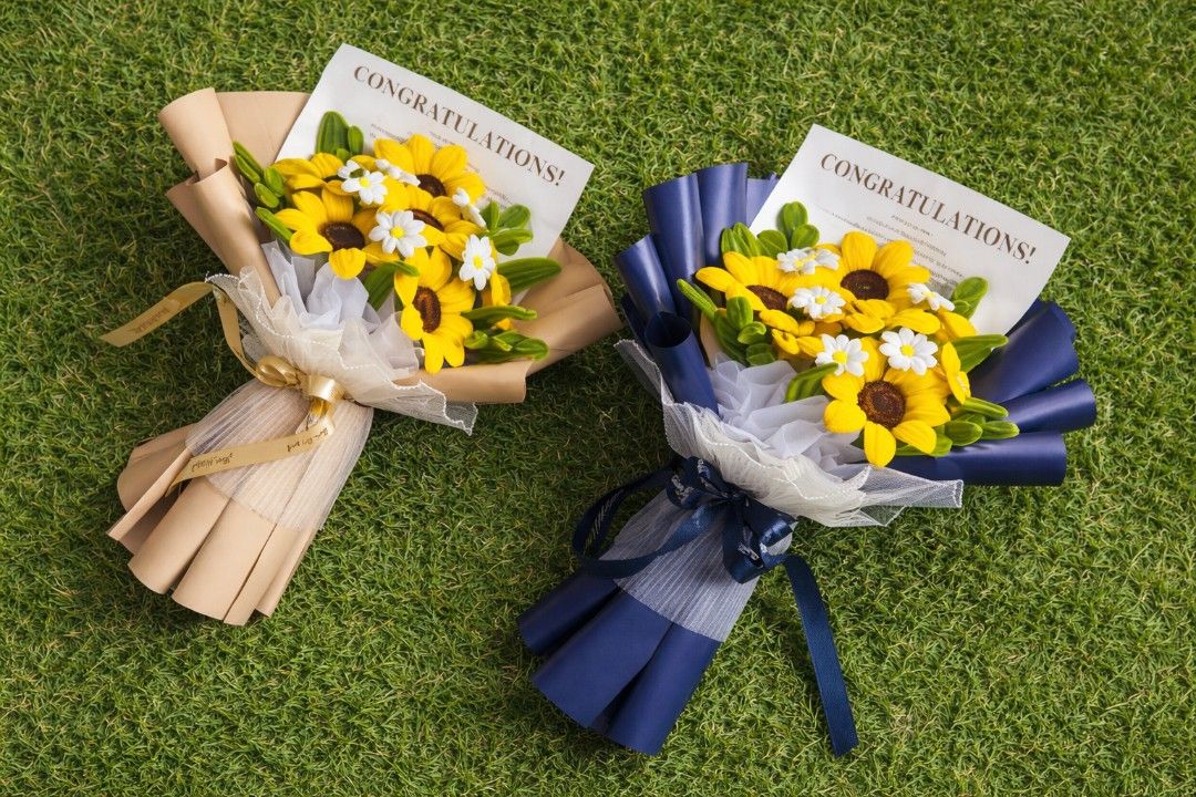 Sunflower Bouquet with Congratulations Card (Category: Flowers & Bouquets) located in Las Pinas. Submitted by thrifty_style (Listing ID 1423546849, Image 1). Description: perfect for upcoming graduations. .