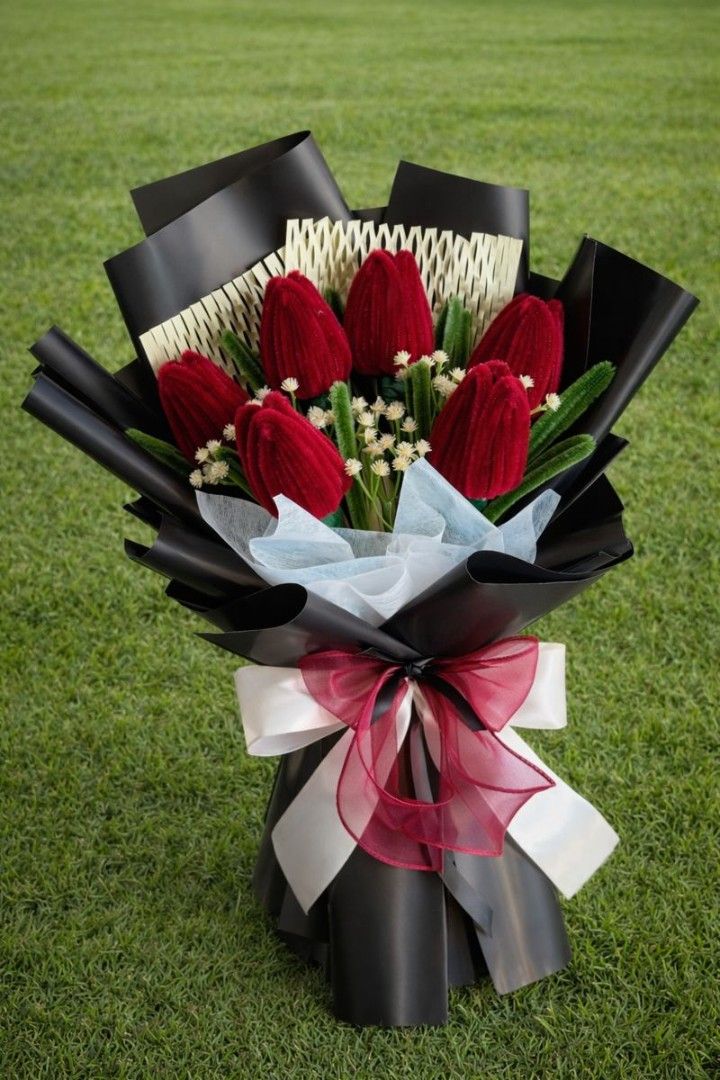 Tulip bouquet with fairy lights (Category: Flowers & Bouquets) located in Las Pinas. Submitted by thrifty_style (Listing ID 1418912502, Image 2). Description: .
