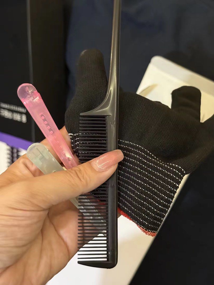 Ubeator Hair Curler Electric Comb (Category: Hair) located in Subic. Submitted by pcabcloset (Listing ID 1423468940, Image 3). Description: rfs: decluttering used twice 26mm barrel complete with freebies but no box .