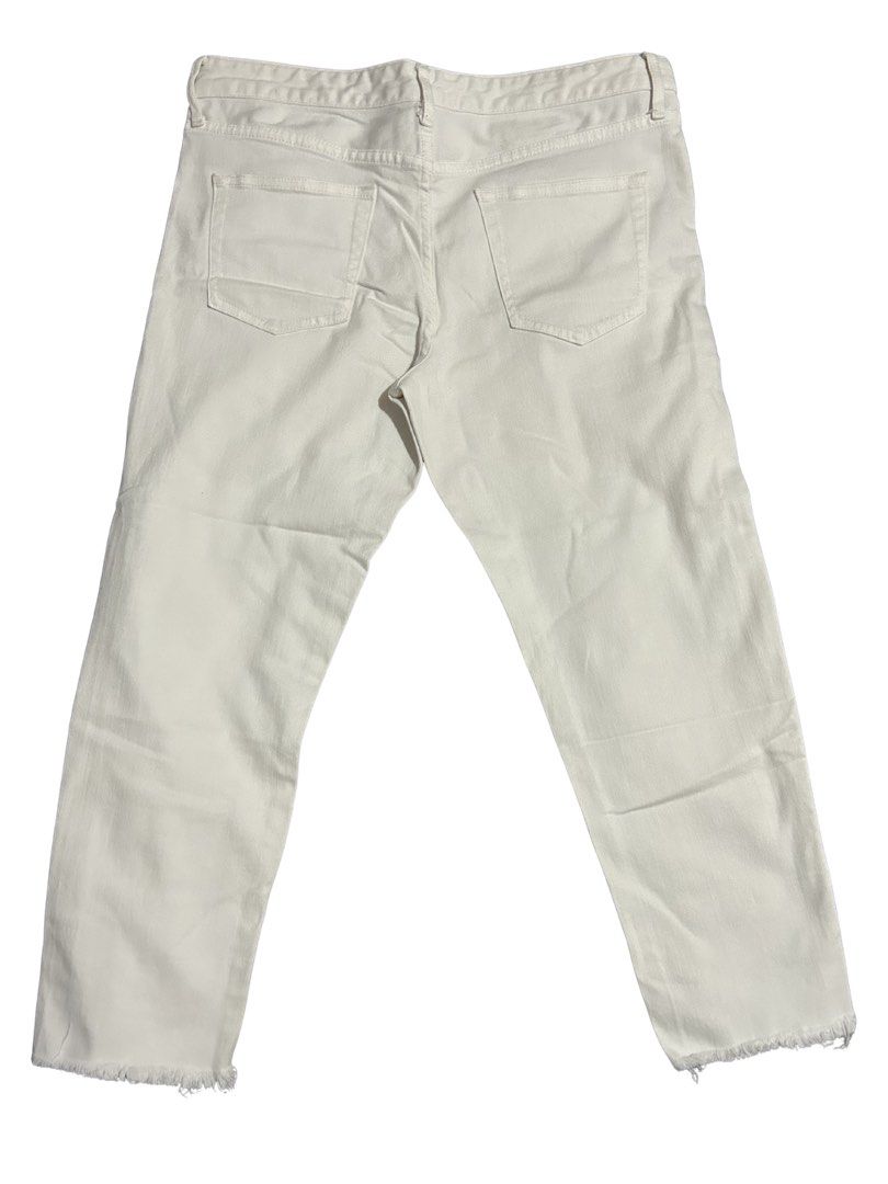 Uniqlo Distressed Jeans White (Category: Jeans) located in Cavite. Submitted by beeminees (Listing ID 1423438657, Image 2). Description: Uniqlo Distressed Jeans White - waist 17 inches across - crotch 12.5 inches - length 33 inches - leg hole 6.5 inches.