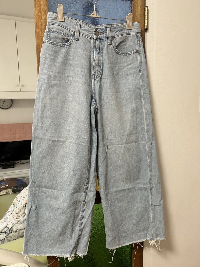 Uniqlo Light Wash Jeans Size 24 (Category: Jeans) located in Pasig City. Submitted by lilcha (Listing ID 1408800122, Image 1). Description: 82 cm from waist to hem.