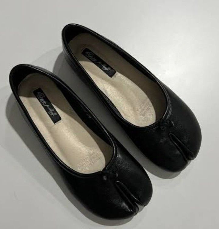 ✨ TABI flats (Category: Flats & Sandals) located in Santa Rosa. Submitted by leShoppe (Listing ID 1423738778, Image 1). Description: 📌Size fits from 23.5 to 24cm #Maison Margiela.