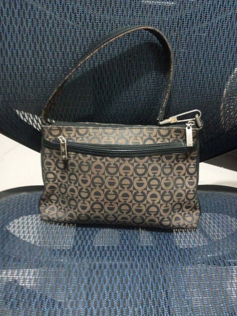 Alpachino Kili Bag (Category: Tote Bags) located in Davao. Submitted by zoiesells_63 (Listing ID 1423663177, Image 2). Description: - Superga handbag - Brown and black pattern - Top handle - Zippered main compartment - Interior pocket - Gold-colored emblem - Black bottom - Authentic Superga bag.