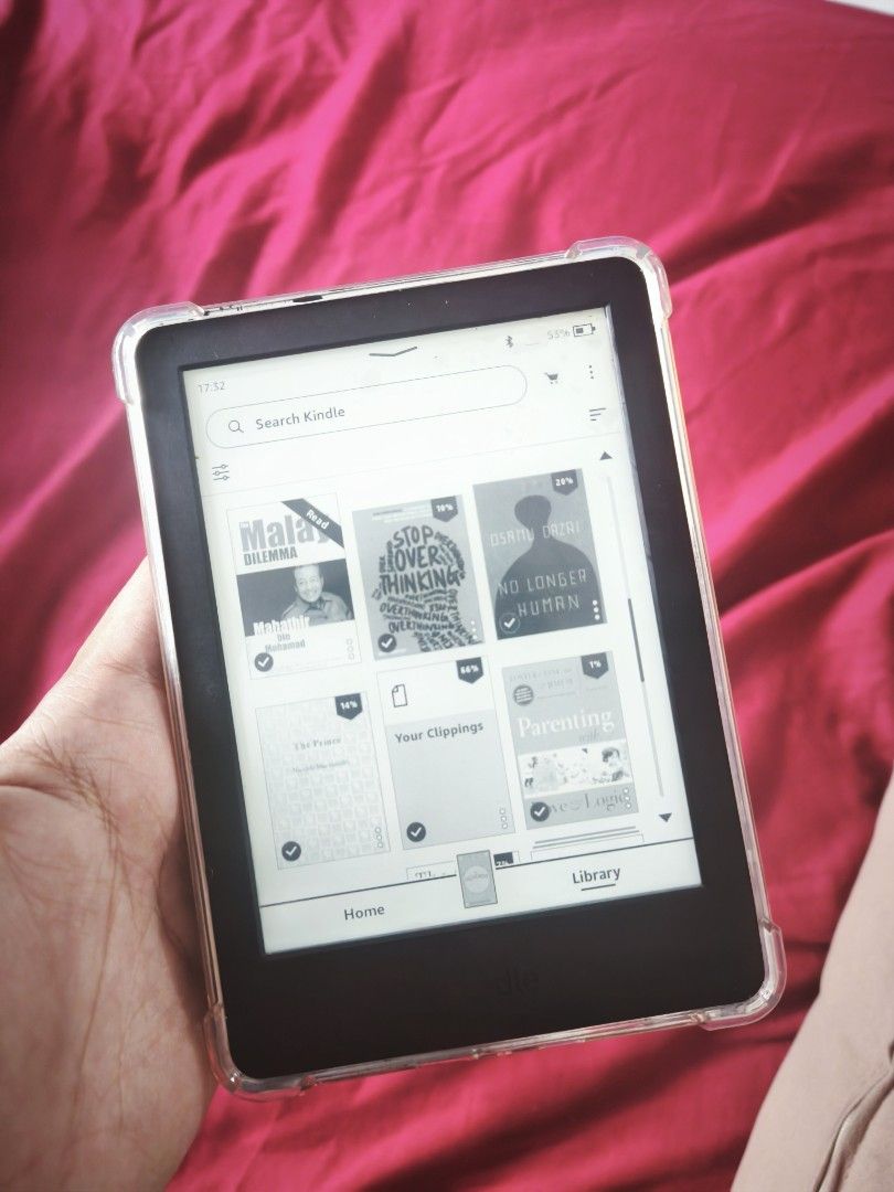 Amazon Kindle Basic 10th (4 GB) (Category: E-Readers) located in Kuala Lumpur. Submitted by alidarwisy92691 (Listing ID 1423676607, Image 2). Description: Masih boleh nego 1) Dibina khas untuk membaca dengan paparan bebas silau 167 ppi yang membaca seperti kertas sebenar, walaupun di bawah cahaya matahari langsung. 2) Kecerahan boleh laras membolehkan anda membaca dengan selesa di dalam dan di luar rumah, siang dan malam. 3) Satu cas bateri berta