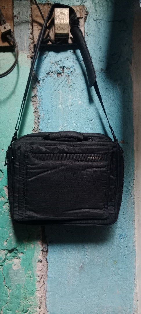 Black Laptop Bag with Shoulder Strap (Category: Laptop Bags & Sleeves) located in Manila. Submitted by carlitoboh66625 (Listing ID 1423661153, Image 1). Description: headgren sling bag laptop compartment width 15 length 11 excellent condition no issue price 500.