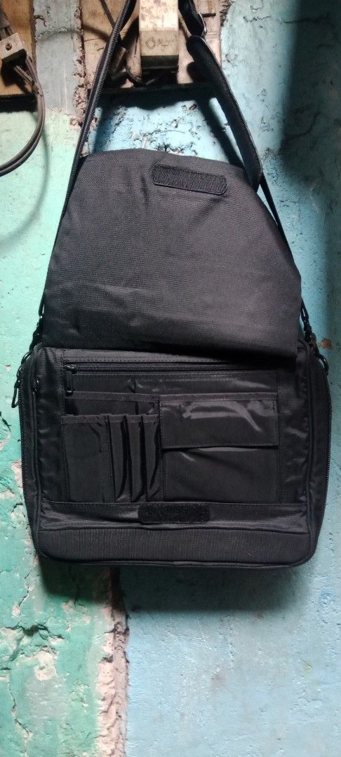 Black Laptop Bag with Shoulder Strap (Category: Laptop Bags & Sleeves) located in Manila. Submitted by carlitoboh66625 (Listing ID 1423661153, Image 2). Description: headgren sling bag laptop compartment width 15 length 11 excellent condition no issue price 500.
