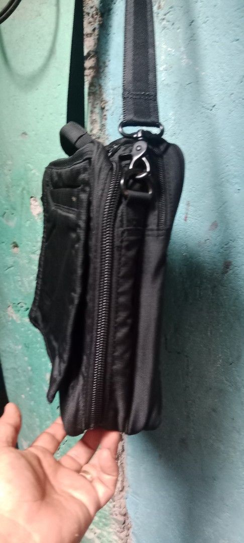 Black Laptop Bag with Shoulder Strap (Category: Laptop Bags & Sleeves) located in Manila. Submitted by carlitoboh66625 (Listing ID 1423661153, Image 3). Description: headgren sling bag laptop compartment width 15 length 11 excellent condition no issue price 500.