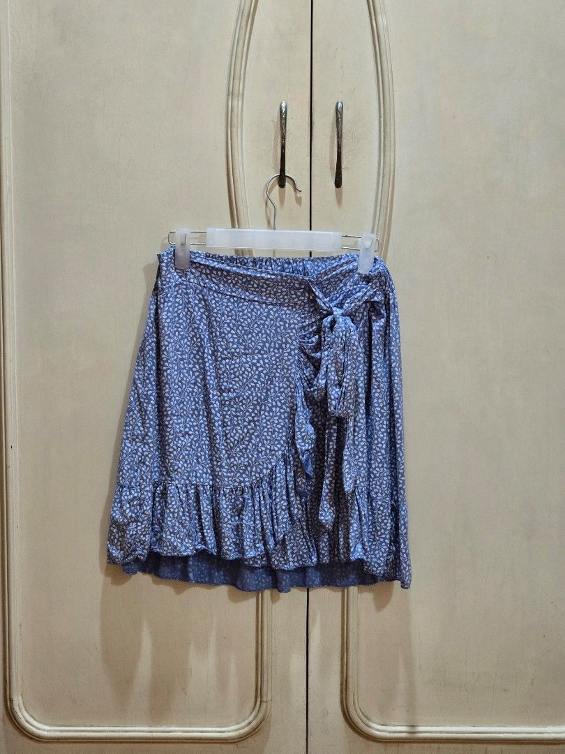 Blue Floral Ruffle Skirt (Category: Skirts) located in Manila. Submitted by luvpeachkachu (Listing ID 1423671838, Image 1). Description: - garterized back - fits small up to 25inched waist.