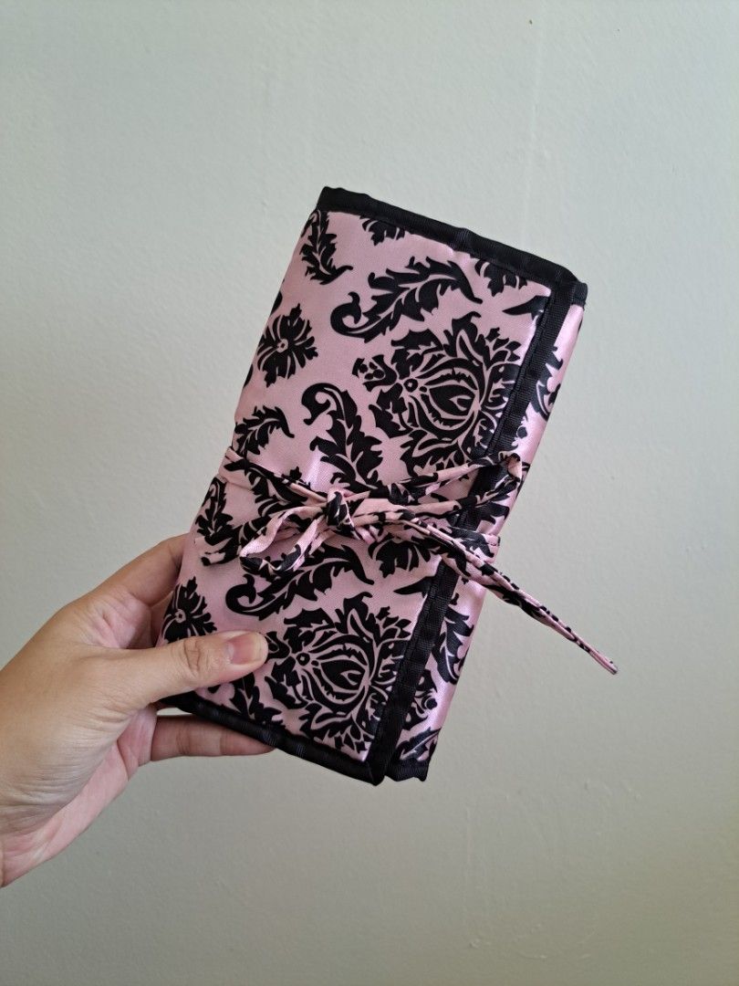 Brush Organizer (Category: Makeup) located in Muntinlupa City. Submitted by shopbyjaye0507 (Listing ID 1423623991, Image 1). Description: Brush Organizer Good Condition No issues/flaws Color Rate: 10/10 MOP: Gcash MOD: Lalamove, J&T or LBC SF should be handled by the buyer Location: Muntinlupa.