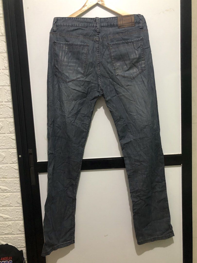 Burberry London Jeans W33 (Category: Jeans) located in Lipa City. Submitted by deligrind (Listing ID 1423728085, Image 2). Description: - Burberry London jeans - Dark wash - Straight leg fit - Size: W33 - Button and zipper closure with Burberry logo - Made in Great Britain - Material: 100% cotton.