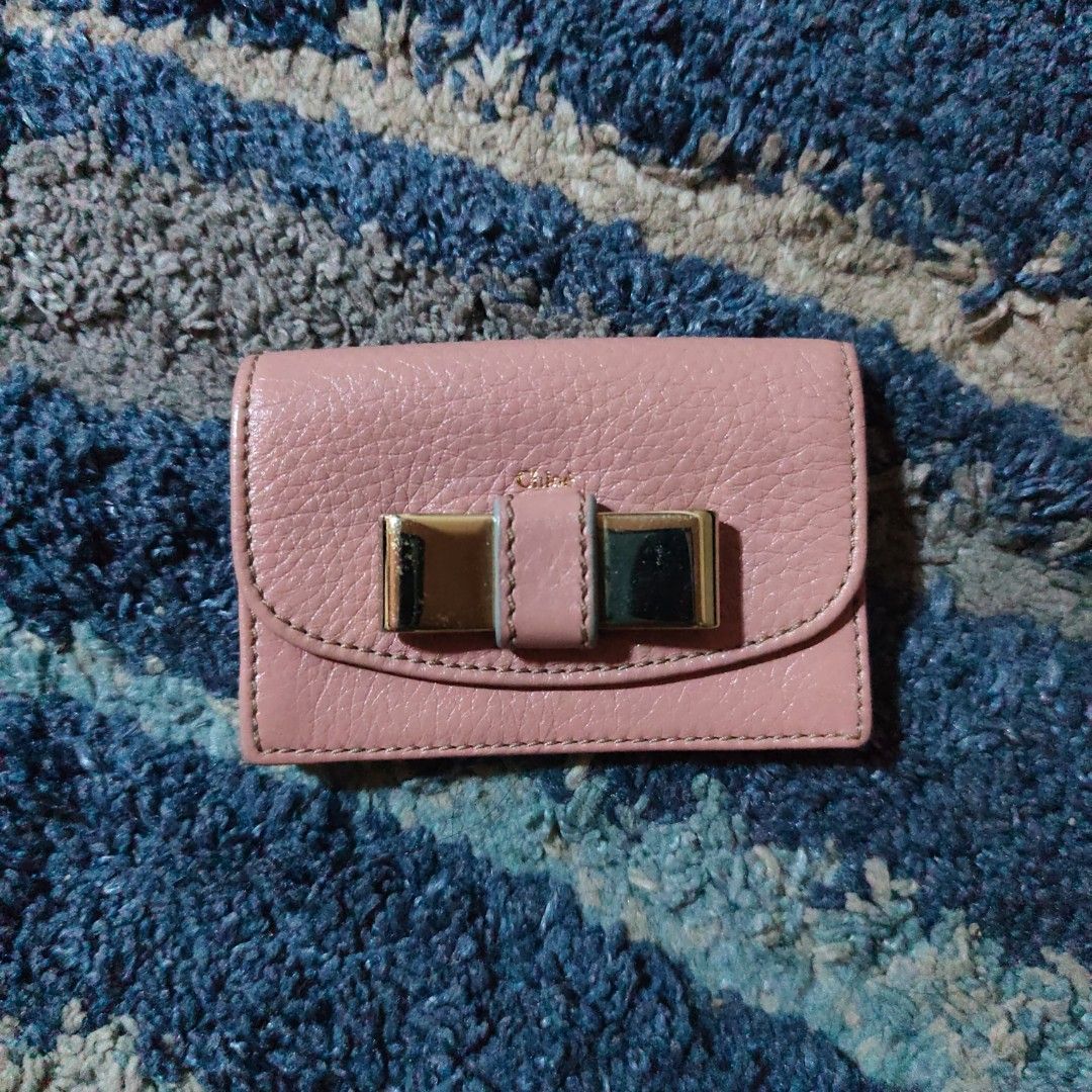Chloe Key card Holder (Category: Luxury Bags & Wallets) located in Caloocan City. Submitted by fast_transact (Listing ID 1423689791, Image 1). Description: - Authentic Chloe key holder - Pink leather - Bow detail on front - Snap closure - Interior with card slots and small compartment - Chloe logo inside.