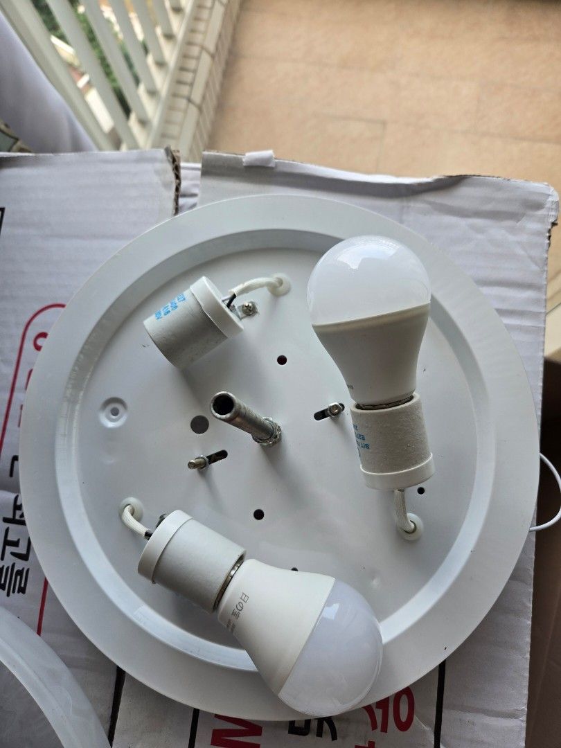 Classic ceiling light （分類：燈飾）位於 Hong Kong。 由 oddwind.1780dc 提交（商品編號 1381730021，圖片 3）。簡介： very new classic ceiling light diameter 1 ft 3 inches. There are 2 light bulbs inside。