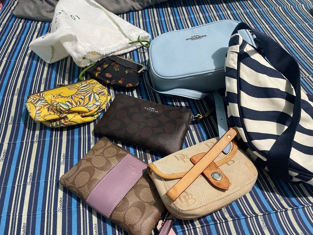 coach, dooney and bourke uniqlo (Category: Purses & Pouches) located in Quezon City. Submitted by kayseeeee (Listing ID 1423666836, Image 3). Description: all items are authentic. just pm na lang po for more details and prices. Godbless.