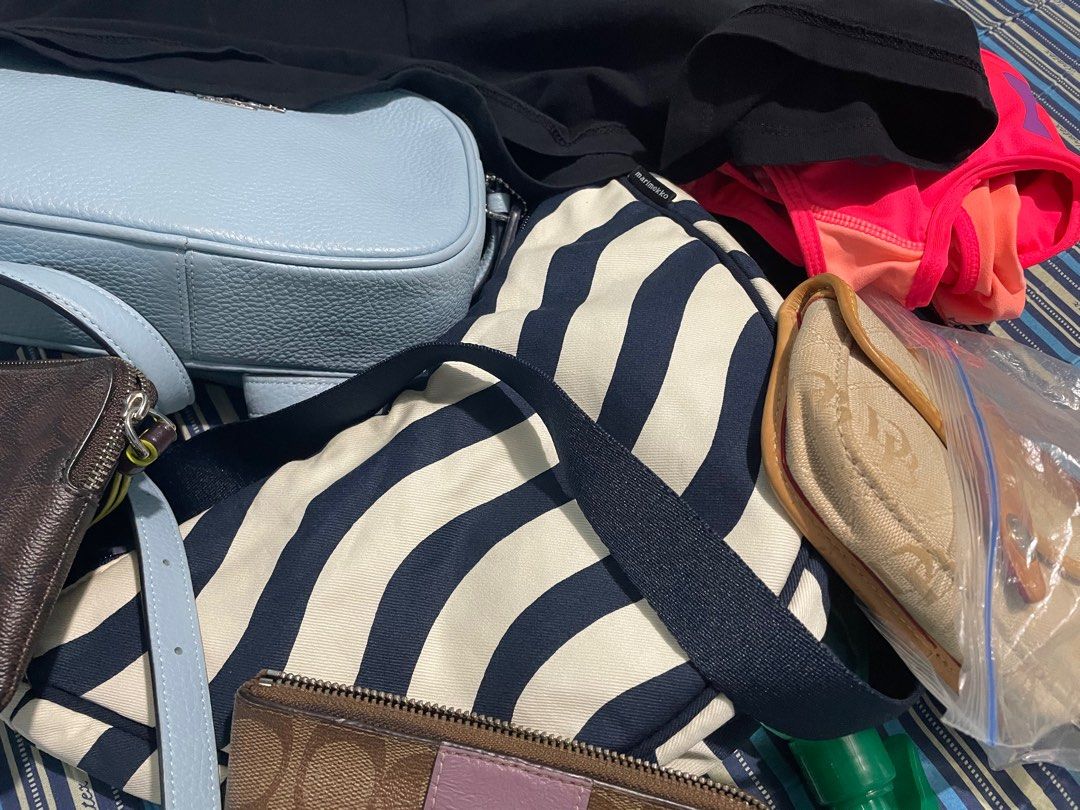 coach, dooney and bourke uniqlo (Category: Purses & Pouches) located in Quezon City. Submitted by kayseeeee (Listing ID 1423666836, Image 1). Description: all items are authentic. just pm na lang po for more details and prices. Godbless.