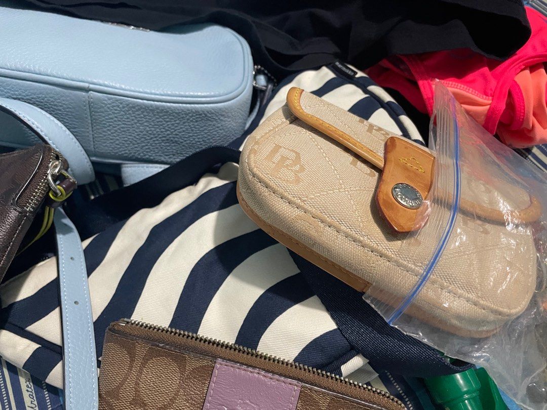 coach, dooney and bourke uniqlo (Category: Purses & Pouches) located in Quezon City. Submitted by kayseeeee (Listing ID 1423666836, Image 2). Description: all items are authentic. just pm na lang po for more details and prices. Godbless.