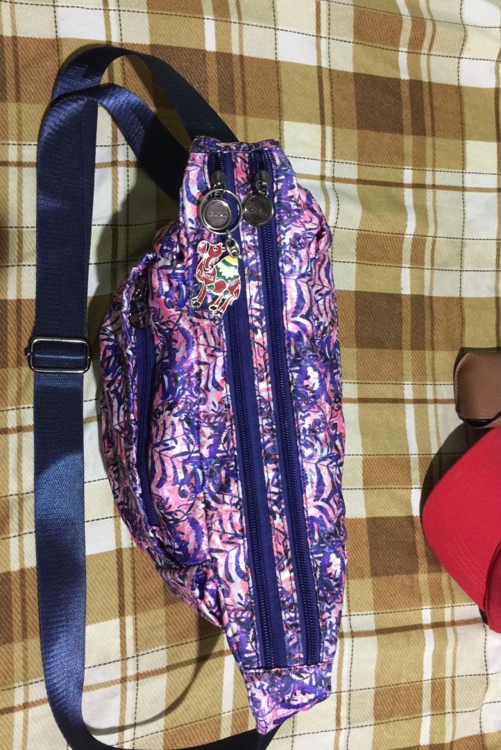 Floral Shoulder Bag. Like new condition (Category: Shoulder Bags) located in San Pablo. Submitted by sauce202 (Listing ID 1423753836, Image 3). Description: Floral Shoulder Bag – Casual / Everyday Style Soft fabric material Pink & purple tropical / floral print 🌸 Lightweight and easy to carry Adjustable shoulder strap Maraming compartments: ✔ 2 top zippers ✔ 1 front zipper ✔ 1 back zipper ✔ 1 inside zipper Perfect for daily use, travel, or casua