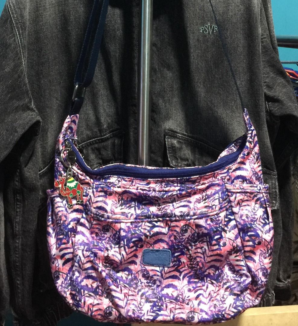 Floral Shoulder Bag. Like new condition (Category: Shoulder Bags) located in San Pablo. Submitted by sauce202 (Listing ID 1423753836, Image 1). Description: Floral Shoulder Bag – Casual / Everyday Style Soft fabric material Pink & purple tropical / floral print 🌸 Lightweight and easy to carry Adjustable shoulder strap Maraming compartments: ✔ 2 top zippers ✔ 1 front zipper ✔ 1 back zipper ✔ 1 inside zipper Perfect for daily use, travel, or casua